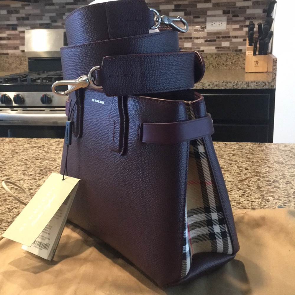 Sold on ♏️ NWT Burberry Mahogany Banner - Picture 2 of 8